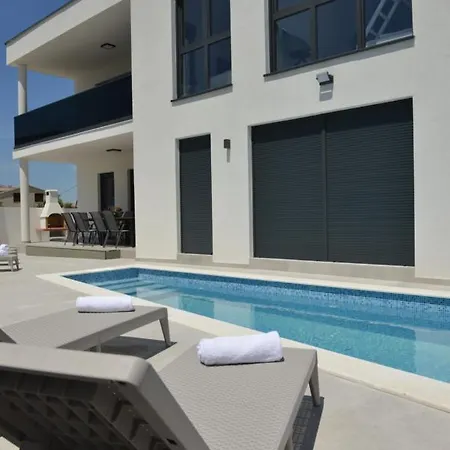 Ana Villa *